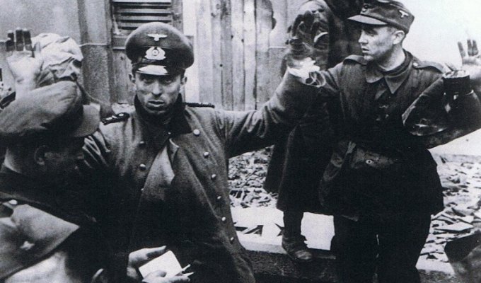 Немцы сдаются в плен апрель-май 1945 (17 фото)