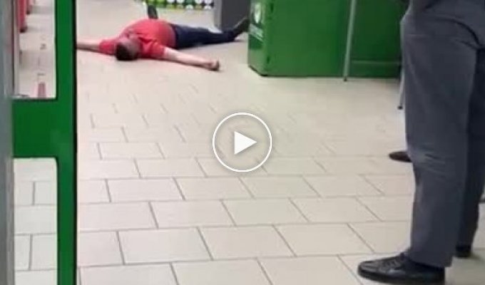 Пьяный мужчина устроил бой с тенью в магазине