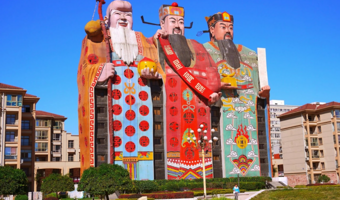 Отель, который построен в виде трех китайских святых (8 фото)