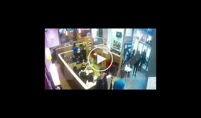 Охранник московского «Burger King» сломал палец дерзкому клиенту-рэперу