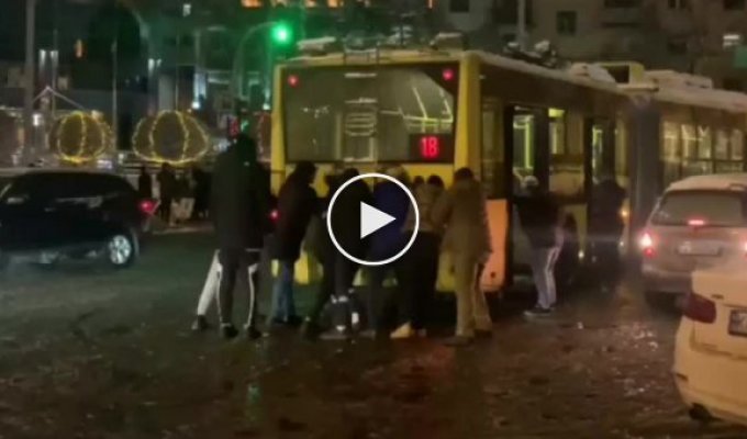 В Киеве пассажиры толкали троллейбус