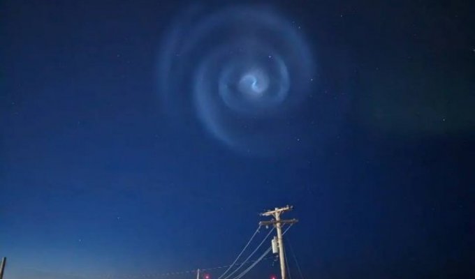 Из-за Илона Маска в небе образовалось необычное явление - спираль (2 фото)