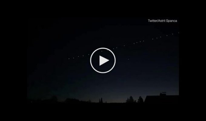 Сеть спутников Starlink Илона Маска летят по небу в Западной Европе