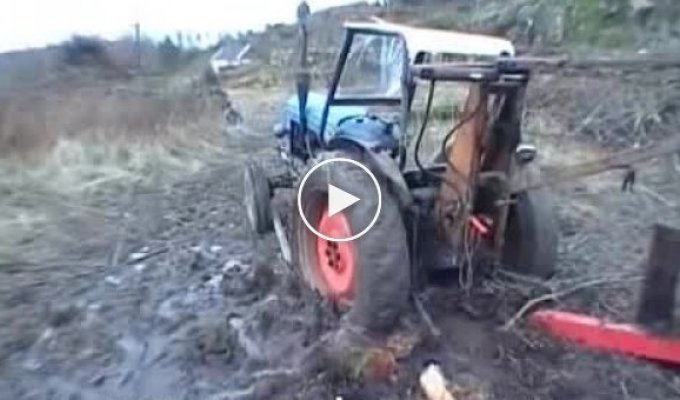 Как вытащить трактор из болота?
