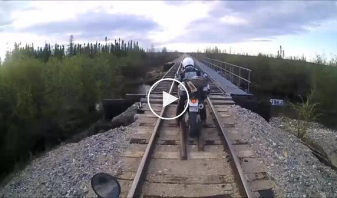 Мотоциклист провалился на железной дороге