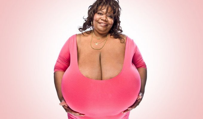 Американка стала миллионершей благодаря гигантской груди весом 59 килограмм (4 фото)