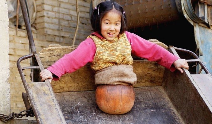 Никогда не сдавайся. Девочка в баскетбольном мяче (10 фото)