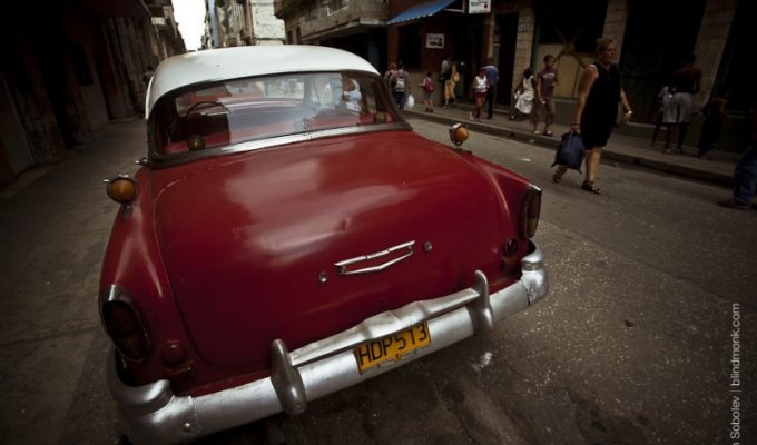 Экскурсия по кубинскому автопрому (11 фото)