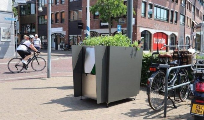 Странные туалеты в Амстердаме, в которых можно не только справить нужду (4 фото)