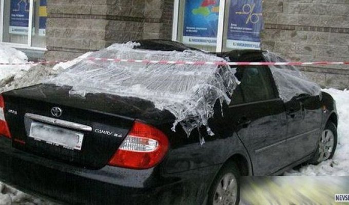 В центре города коммунальщики забросали машины льдом. (9 фото)