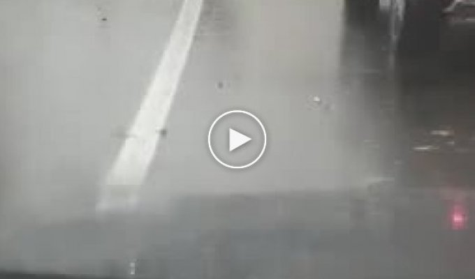 Затопленные улицы Сочи автомобилистам не помеха (много мата)