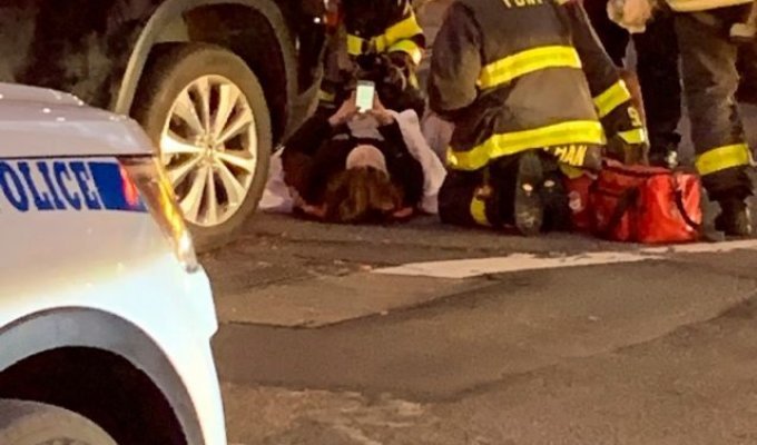 В Нью-Йорке прохожие подняли автомобиль, чтобы спасти женщину
