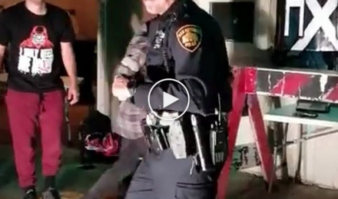 В США полицейский станцевал сальсу с нарушителями порядка