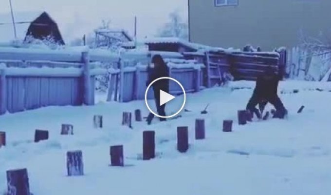 Мама, давай! Семейное соревнование по колке дров в Якутии
