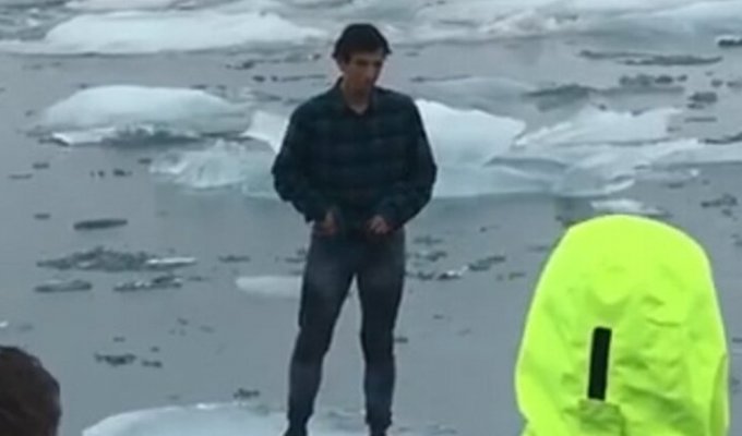 В Исландии туриста чуть не унесло на льдине (4 фото + 1 видео)