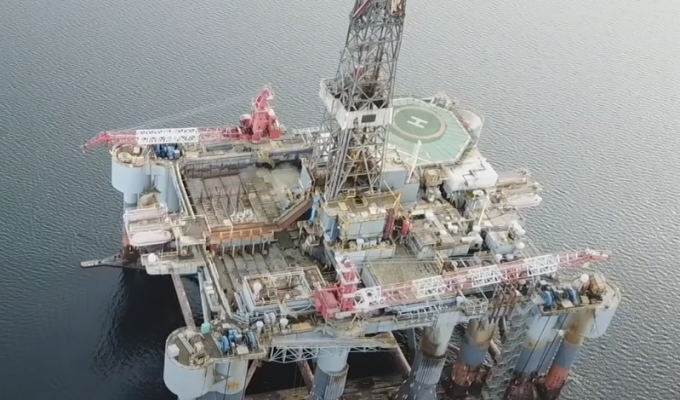 Заброшенная морская буровая платформа: как там всё устроено (26 фото)