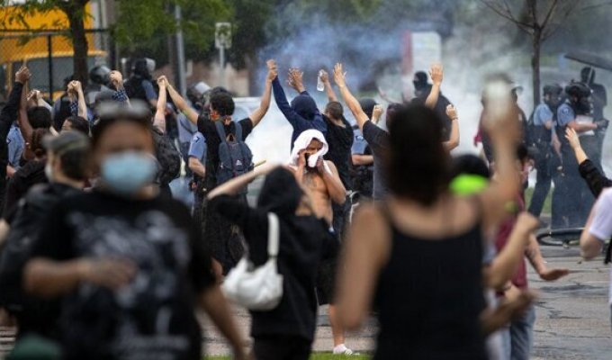 В Миннеаполисе беспорядки, жители громят полицию (1 фото)