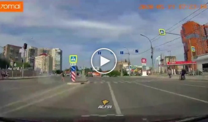 В Новосибирске женщина вылетела из окна «Мазды»
