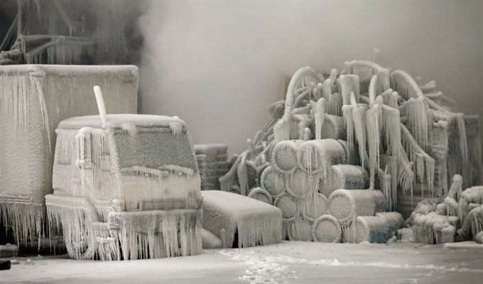 Ледяные скульптуры после пожара в Чикаго (6 фото)