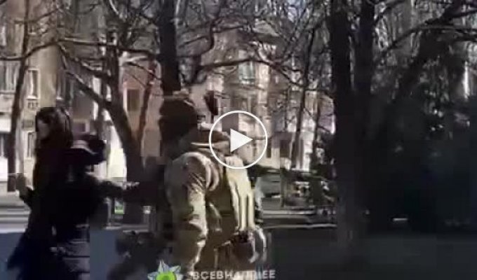 Мелитополь, озверевшие оккупанты бросаются на митингующих людей с автоматами