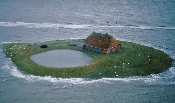 7 крошечных островов, на которых когда-либо жили люди (8 фото)
