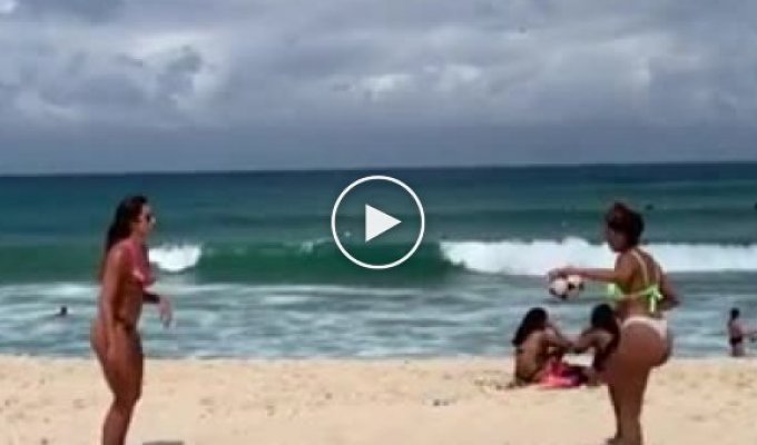 Бразильские девушки играют в мяч на пляже