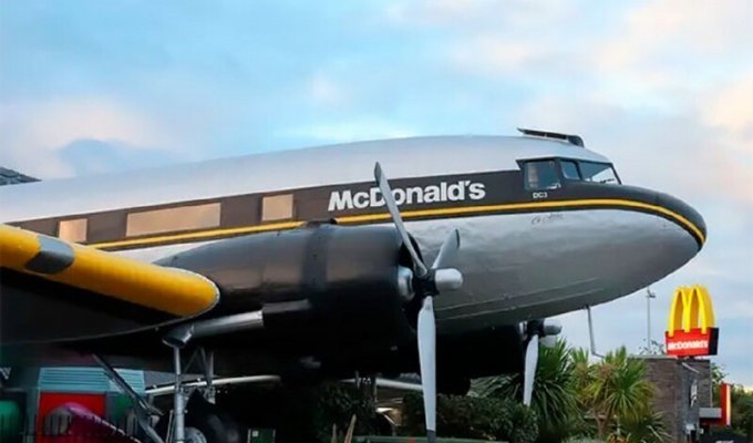 Австралийцы открыли Макдональдс в самолете (8 фото)