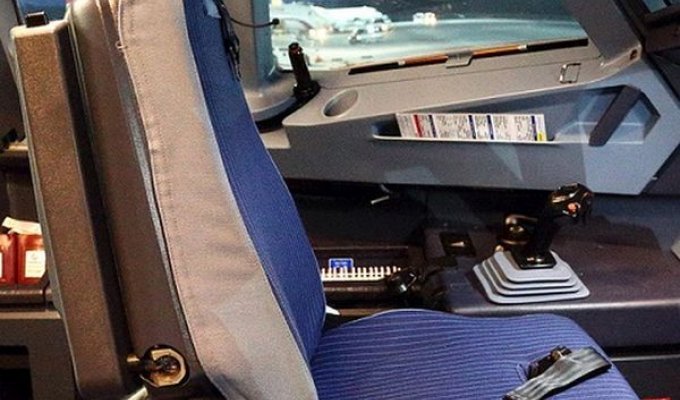 Кресло пилота авиалайнера Airbus-320 (14 фото)