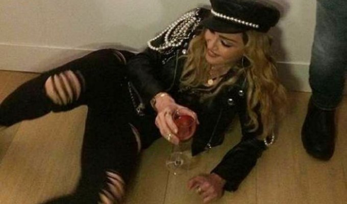Пьяная Мадонна на фотовыставке в Лондоне (6 фото)