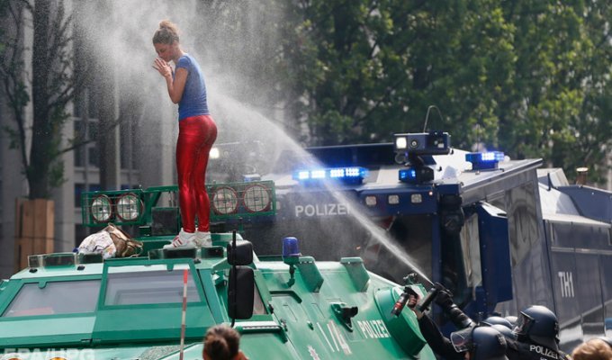 За кулисами G20 в Гамбурге: Клоуны, водометы и разбитые витрины