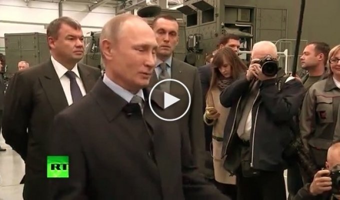 Чего такой серьезный. Путин передразнил работника завода «Калашников»