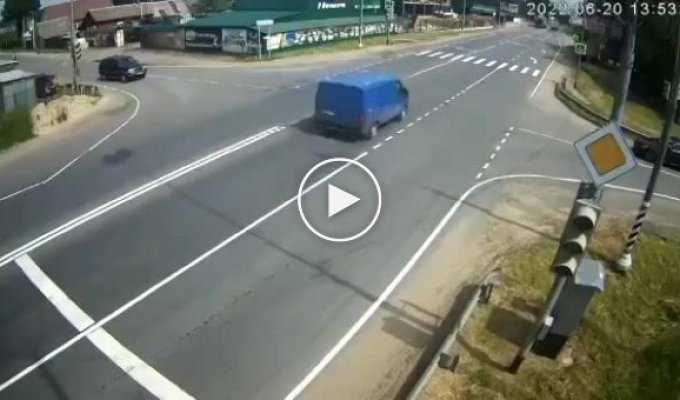 Фура снесла автомобиль на перекрестке во Владимирской области