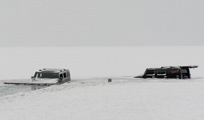 Два утопленных Hummer H2 в озере Балатон (12 фото)