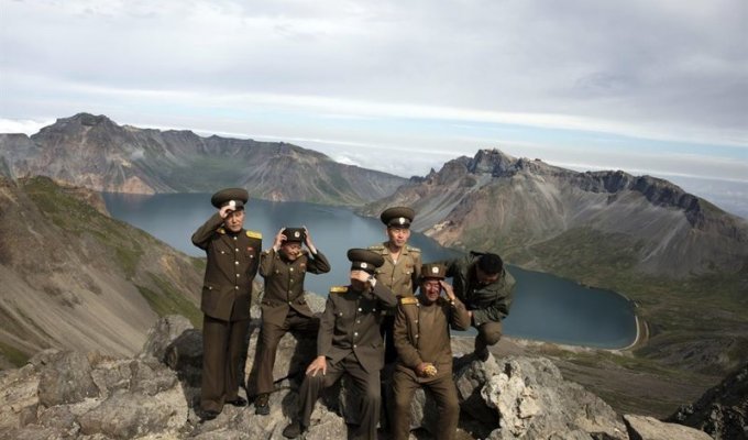 Военнослужащие Северной Кореи взбираются на вулкан Пэктусан на границе с Китаем (10 фото)
