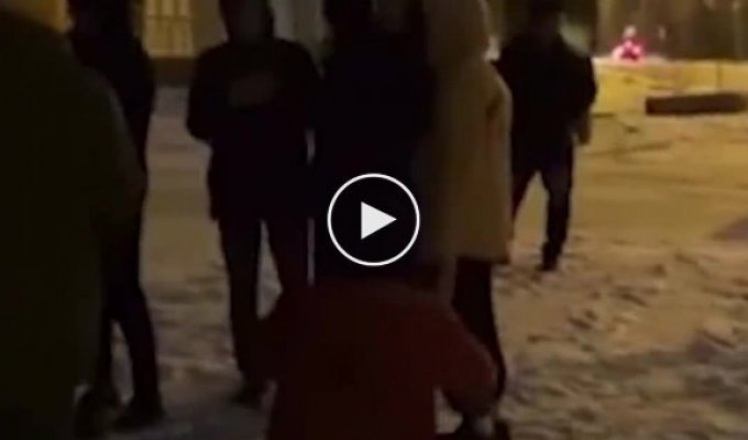 Под Екатеринбургом воспитали подростков, которые ни за что избили на улице мужчину