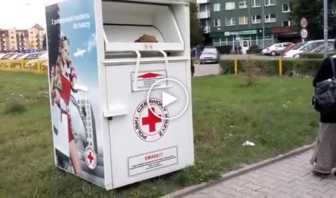 Цыгани в Польше крадут вещи из боксов для приема одежды для нуждающихся