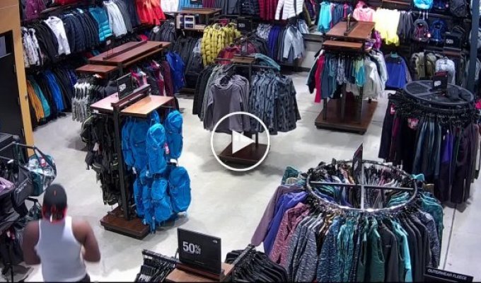 Криминальный флешмоб. Массовая кража одежды из магазина в США попала на видео