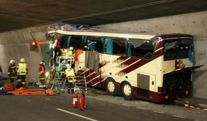 В аварии в Швейцарии погибли 28 человек (24 фото + 2 видео)