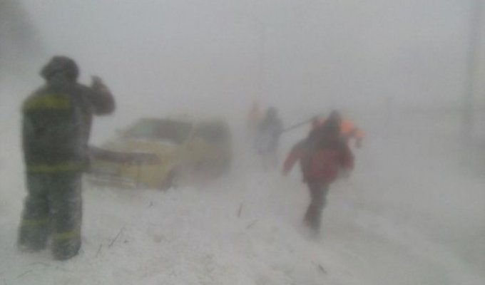 На центр Петропавловска-Камчатского обрушилась снежная лавина (11 фото)