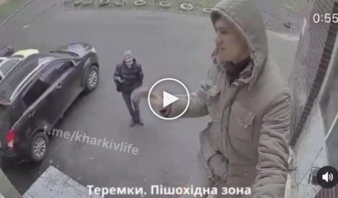 В Киеве у подъезда установили камеру, которая сиреной спугивает желающих справить нужду