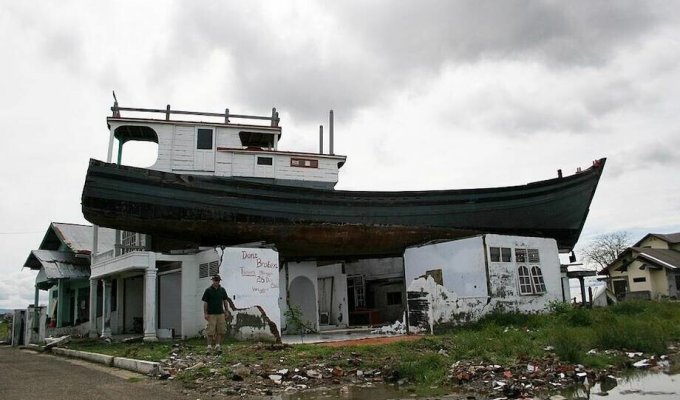 Почему в городе Индонезии много лет стоит лодка на крыше дома и баржа посреди города (5 фото)