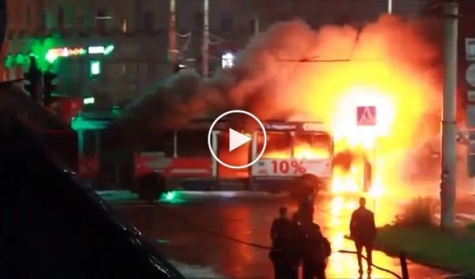 В Петрозаводске из-за удара молнии сгорел троллейбус 