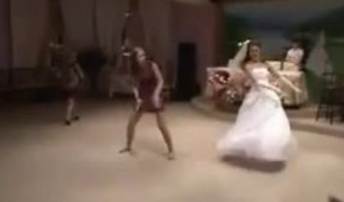 Зажигательный танец пьяной невесты