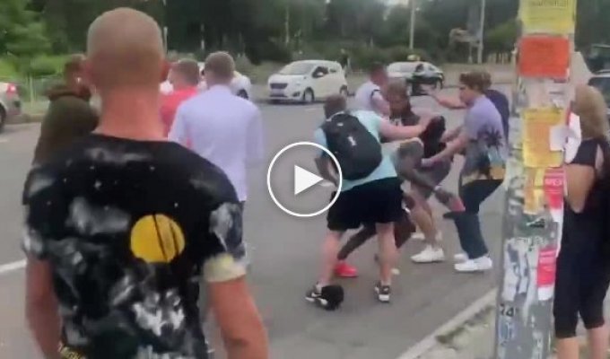 В Киеве группа парней избила темнокожего за то, что тот якобы приставал к девушке