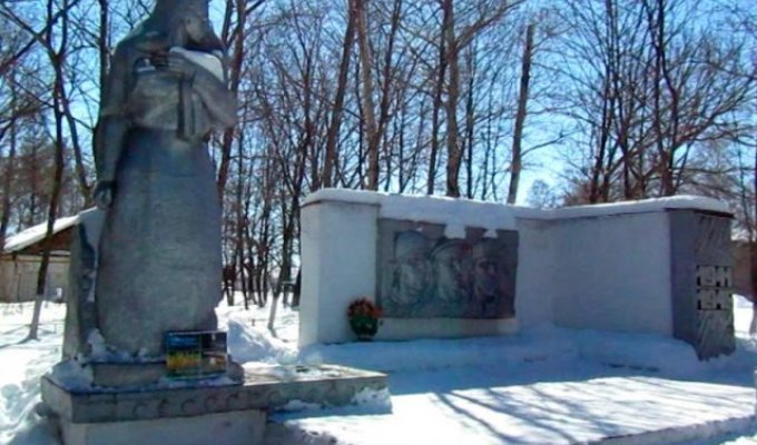 Житель Саратовской области украл звезду с Вечного огня, чтобы сдать на металлолом (3 фото)