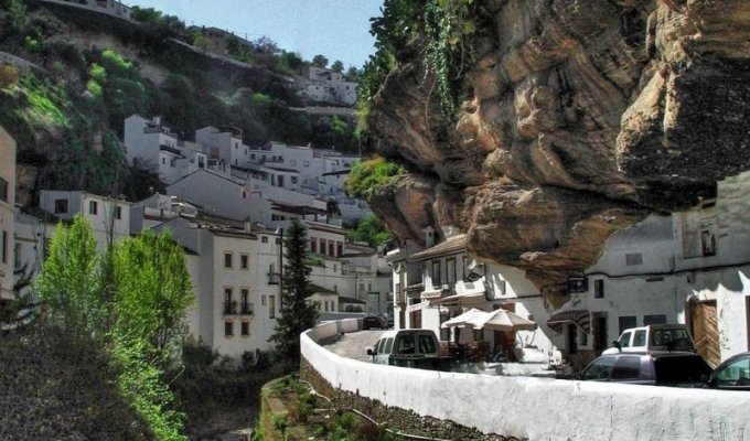 Удивительный городок в скале: Сетениль-де-лас-Бодегас (10 фото)