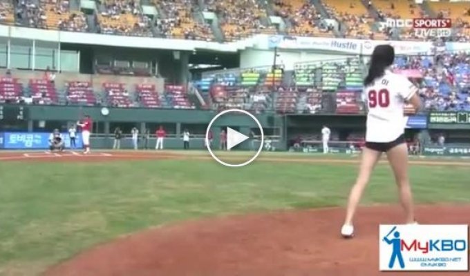 Таеквондистка и актриса кидает бейсбольный мячик