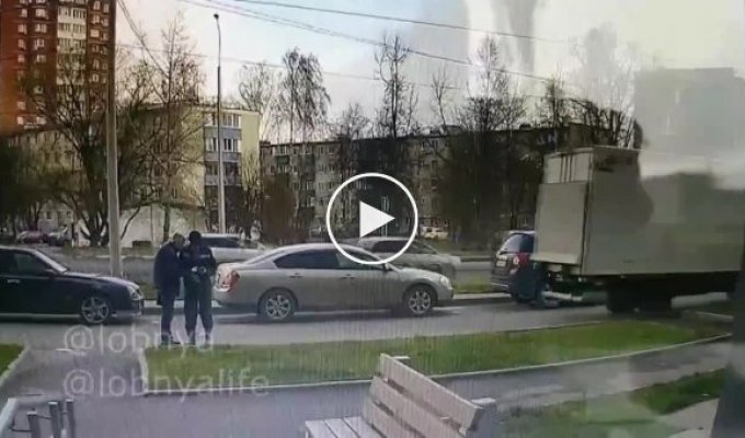В Подмосковье водитель «ГАЗели» сдавал назад и сбил двух мужчин
