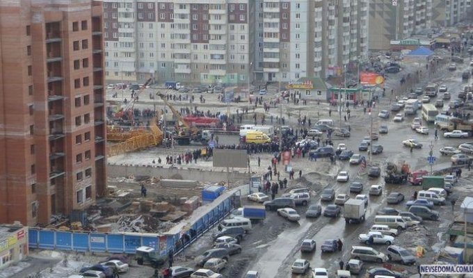 В Красноярске рухнул башенный кран. (22 фото)