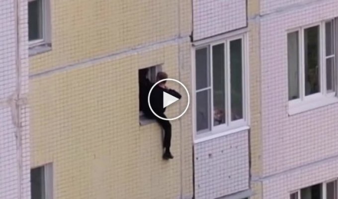 Житель Зеленограда чудом остался жив, выпрыгнув из окна